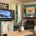 Maison De Gardien , Manoir De Pichemont, » La Maison Des Ecureuils » Feriehus *