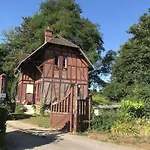Maison De Gardien , Manoir De Pichemont, » La Maison Des Ecureuils » *