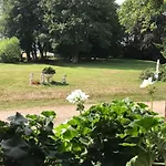 Maison De Gardien , Manoir De Pichemont, » La Maison Des Ecureuils »