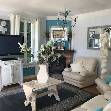 Holiday home Maison De Gardien , Manoir De Pichemont, » La Maison Des Ecureuils »