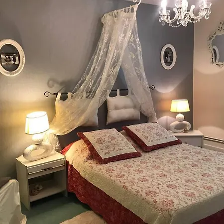 Maison de gardien , manoir de Pichemont,   la maison des écureuils  *