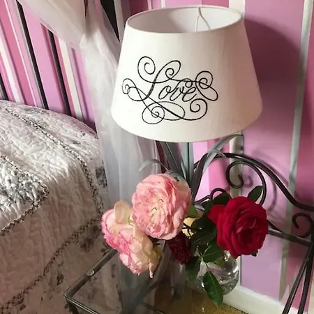 Maison de gardien , manoir de Pichemont,   la maison des écureuils  Harcanville