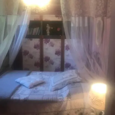 Maison de gardien , manoir de Pichemont,   la maison des écureuils  *