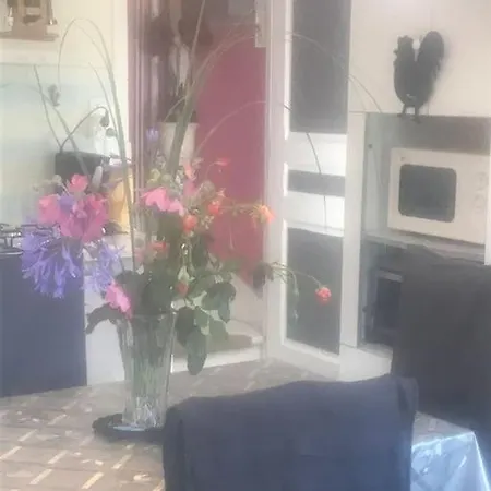 Maison de gardien , manoir de Pichemont,   la maison des écureuils  * Harcanville