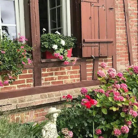 Maison de gardien , manoir de Pichemont,   la maison des écureuils  Harcanville