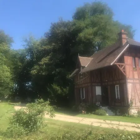 Maison de gardien , manoir de Pichemont,   la maison des écureuils  *