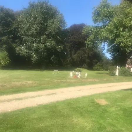 Maison De Gardien , Manoir De Pichemont, » La Maison Des Ecureuils »