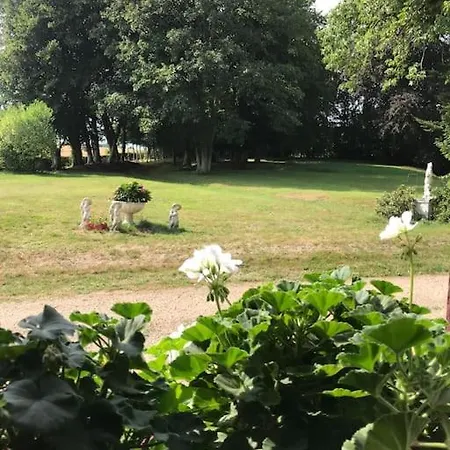 Maison de gardien , manoir de Pichemont,   la maison des écureuils 