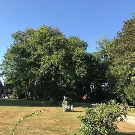 Maison De Gardien , Manoir De Pichemont, » La Maison Des Ecureuils » *