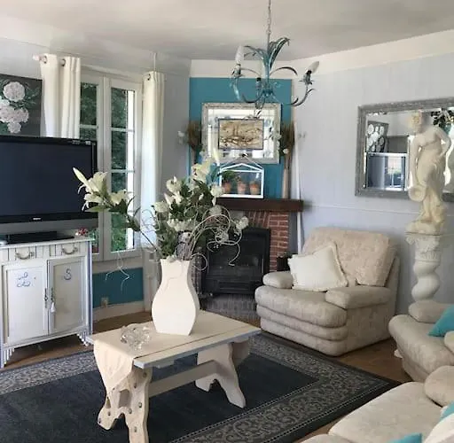 Holiday home Maison De Gardien , Manoir De Pichemont, » La Maison Des Ecureuils »