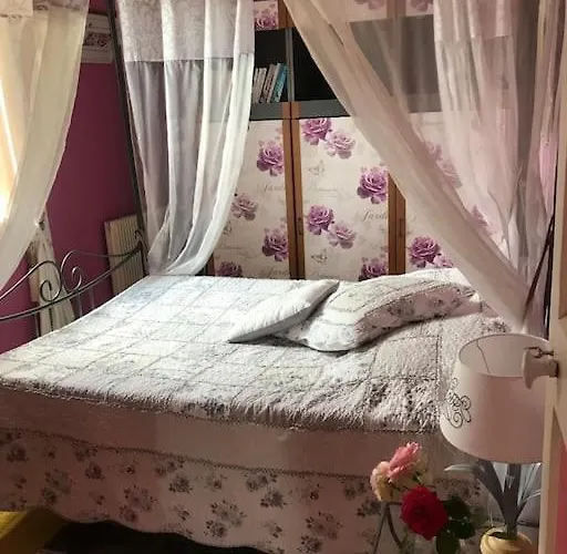 Holiday home Maison De Gardien , Manoir De Pichemont, » La Maison Des Ecureuils »