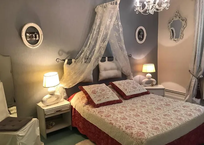 Maison De Gardien , Manoir De Pichemont, » La Maison Des Ecureuils » *