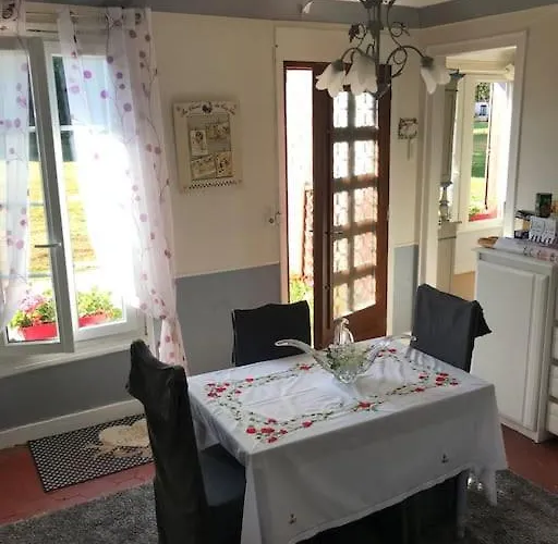 Maison De Gardien , Manoir De Pichemont, » La Maison Des Ecureuils » * Harcanville