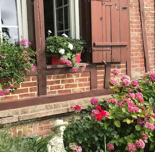 Maison De Gardien , Manoir De Pichemont, » La Maison Des Ecureuils » Harcanville