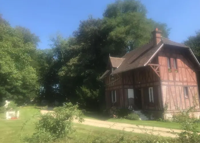 Maison De Gardien , Manoir De Pichemont, » La Maison Des Ecureuils » *