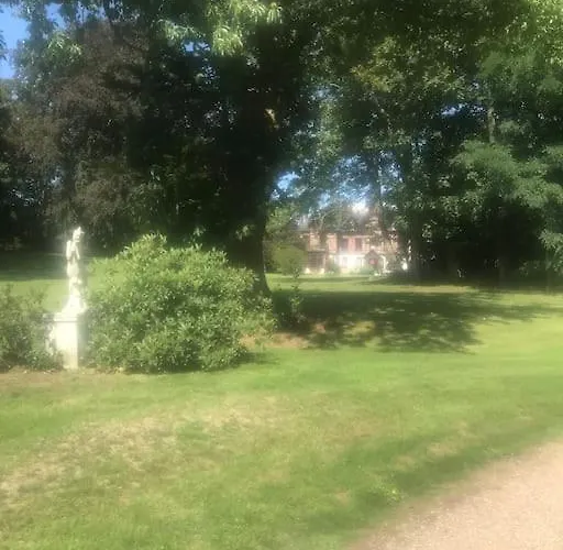Maison De Gardien , Manoir De Pichemont, » La Maison Des Ecureuils » *