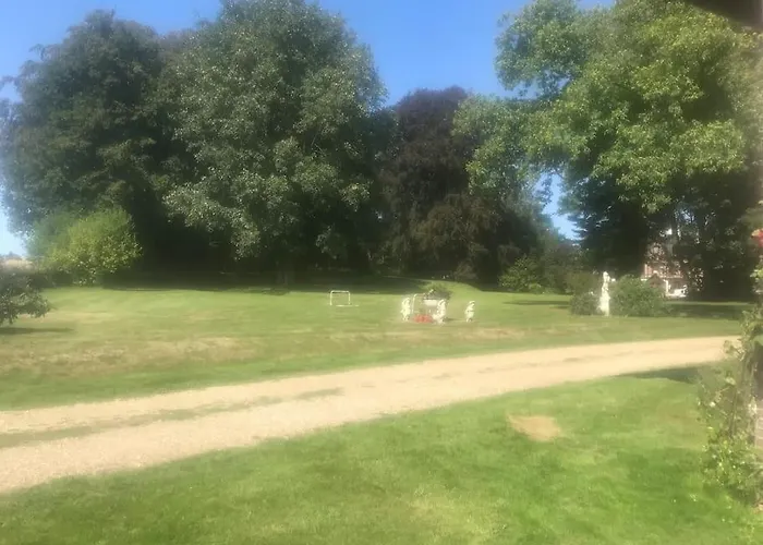 Maison De Gardien , Manoir De Pichemont, » La Maison Des Ecureuils »