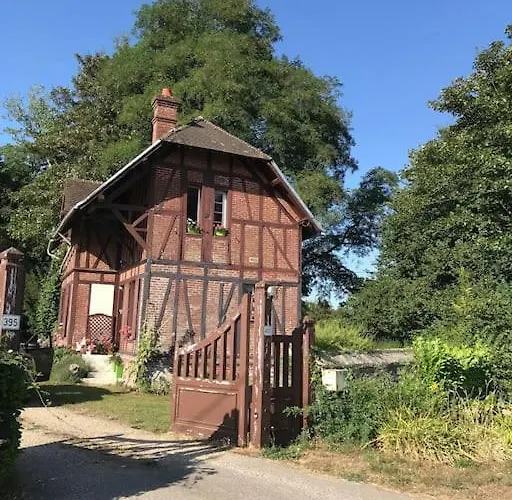 Maison De Gardien , Manoir De Pichemont, » La Maison Des Ecureuils » *