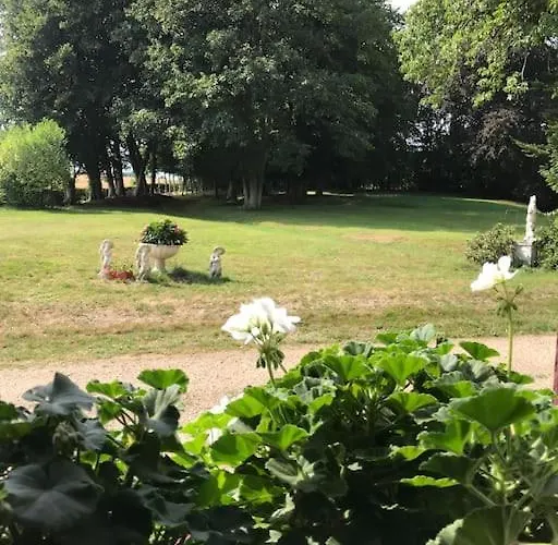 Maison De Gardien , Manoir De Pichemont, » La Maison Des Ecureuils »