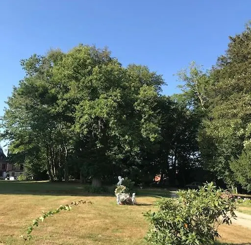 Maison De Gardien , Manoir De Pichemont, » La Maison Des Ecureuils » *